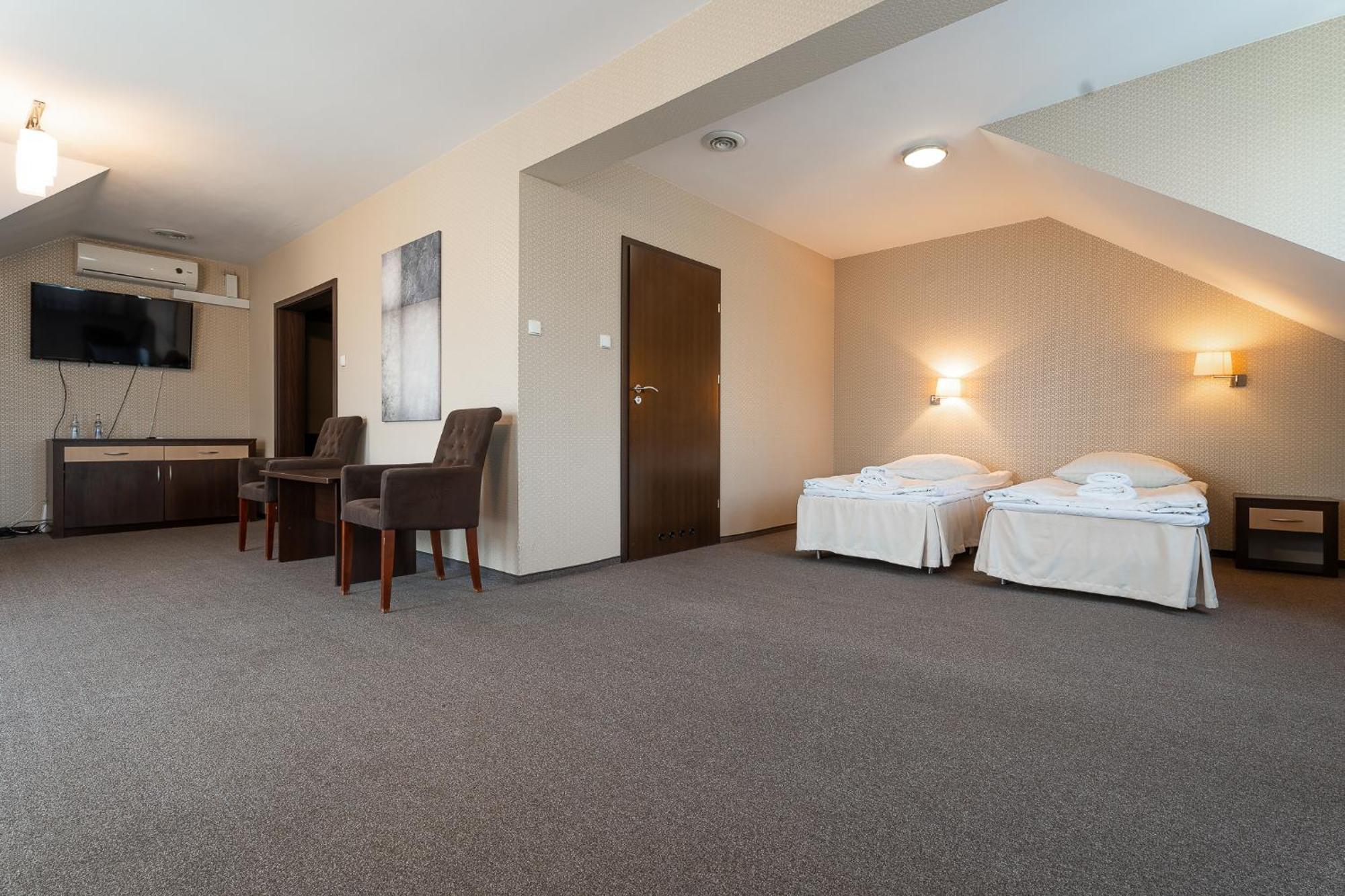 Hotel Cztery Pory Roku Głogów Małopolski Exteriér fotografie